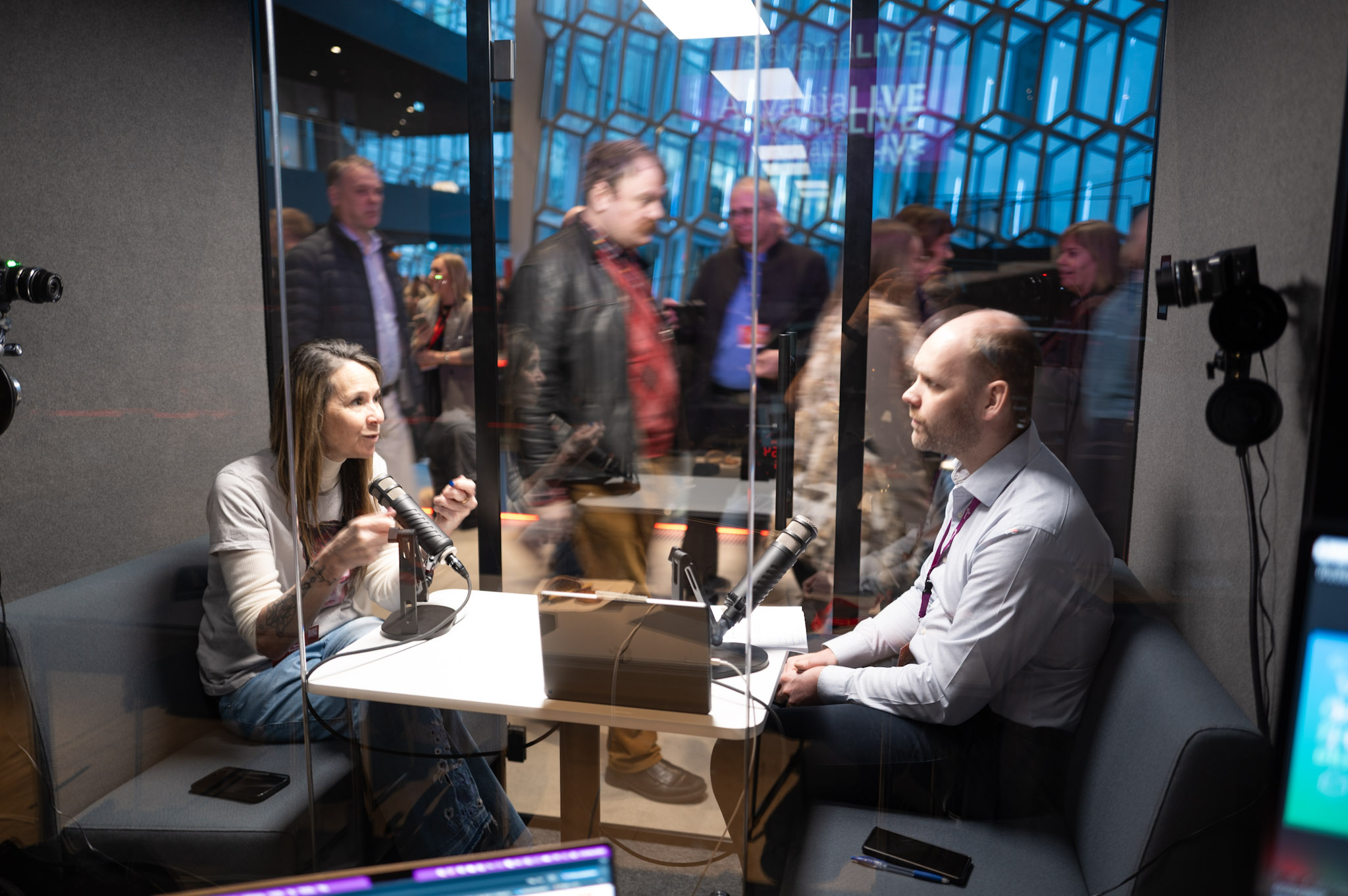 Arnar Ágústsson ræðir við Jen Easterly aðalfyrirlesara UTmessunnar í Advania LIVE útsendingunni. Mynd: Advania/Jón Snær Ragnarsson